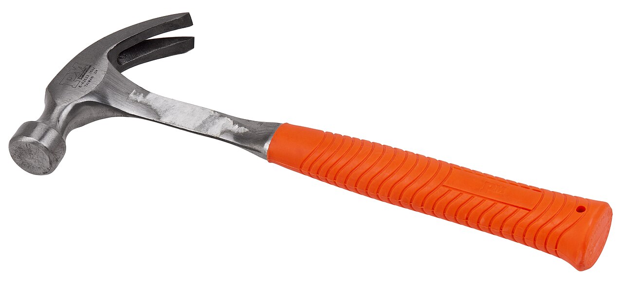 Marteau à manche orange et tête en acier